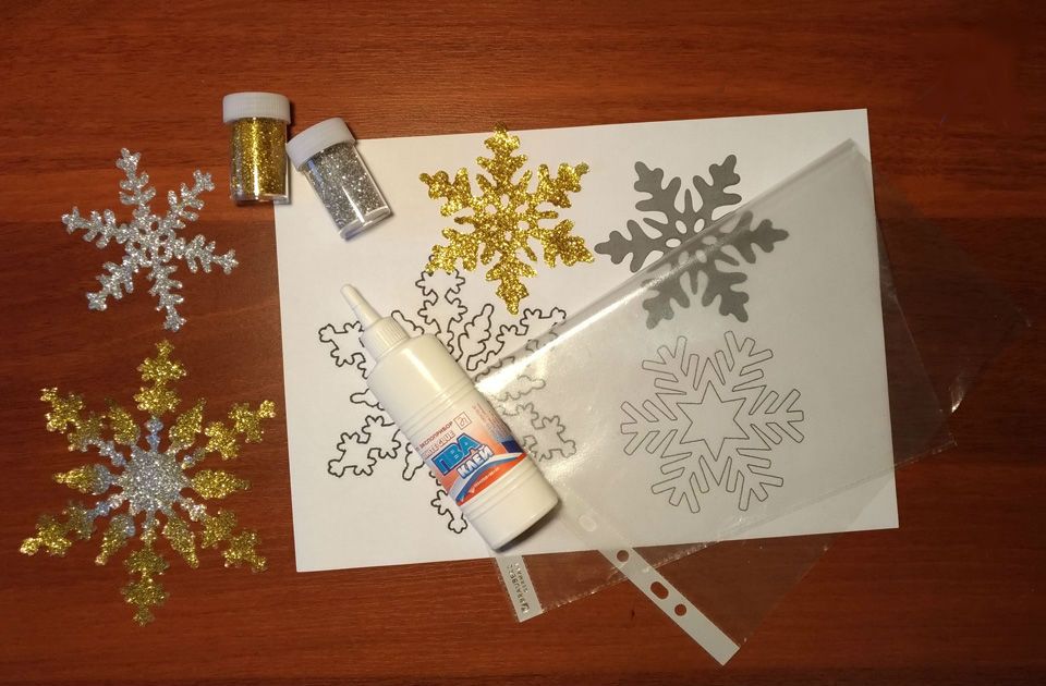 Πώς να φτιάξετε ένα νιφάδα χιονιού από κόλλα σε ένα παράθυρο