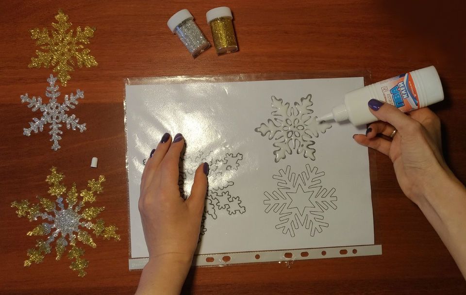 How to make a snowflake from glue on a window