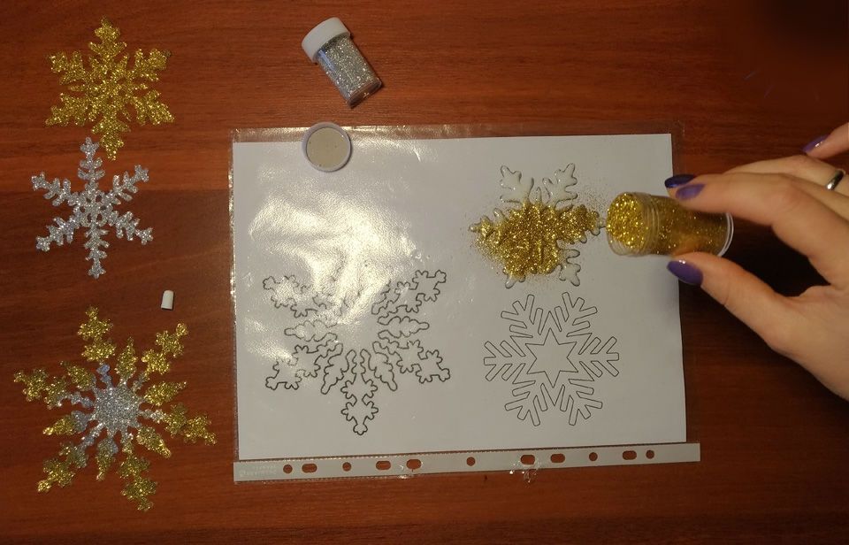 How to make a snowflake from glue on a window