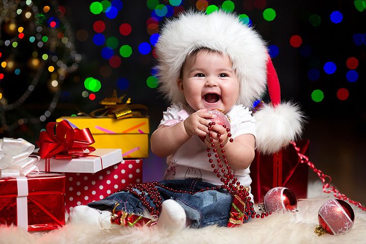 طفل في شجرة عيد الميلاد