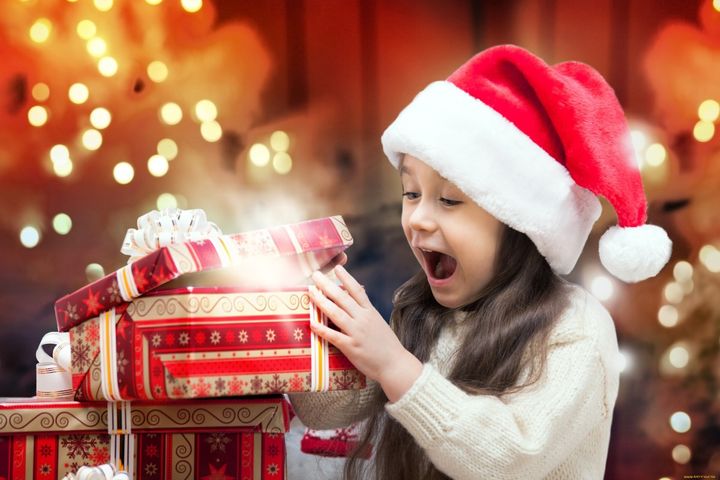 Dívka otevírá novoroční dárek