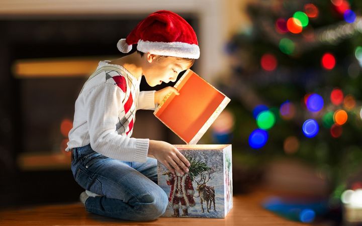 Το αγόρι ανοίγει ένα δώρο για το νέο έτος
