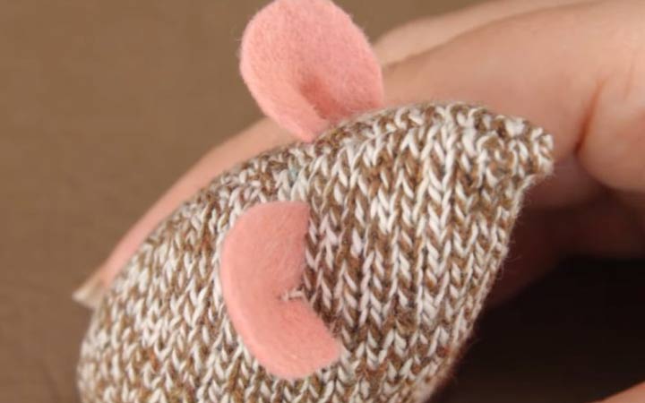 DIY pletená myš krok 7, aby uši
