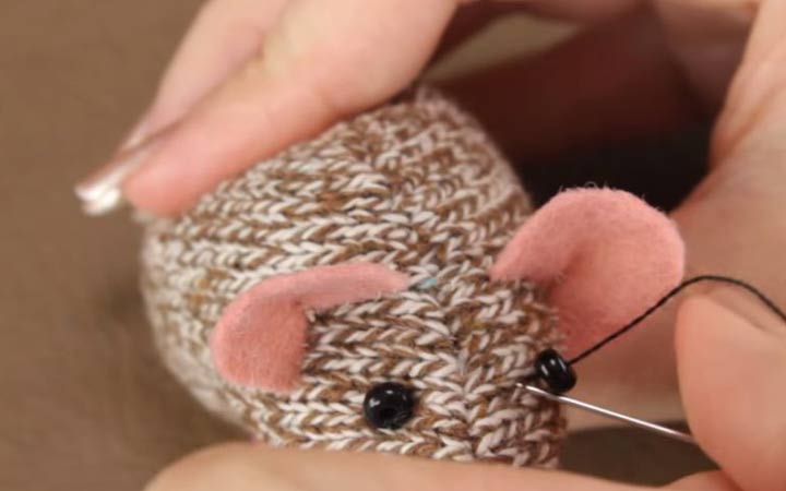 DIY gebreide muis stap 9 ogen maken