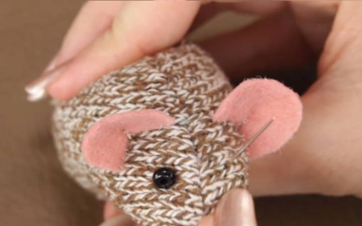 DIY gebreide muis stap 8 ogen maken