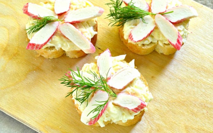 Fleurs de crabe sandwich au fromage à la crème pour la nouvelle année 2020