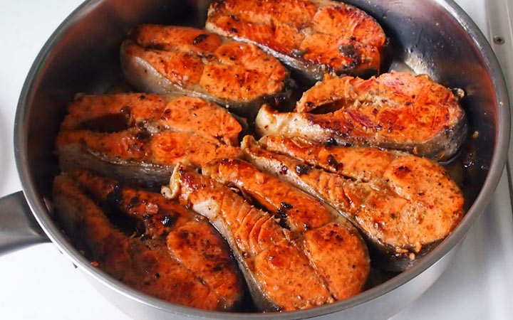 Saumon rose à la sauce à la menthe crémeuse pour la nouvelle année 2020