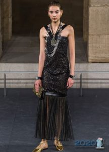 „Chanel“ vakarinė suknelė su plisuotu sijonu
