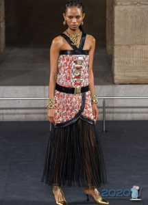 „Chanel“ vakarinė suknelė rudens-žiemos 2019-2020 metais su plisuotu sijonu
