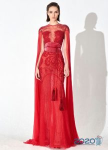 Sarkana kleita ar neparastām piedurknēm 2020. gada modē