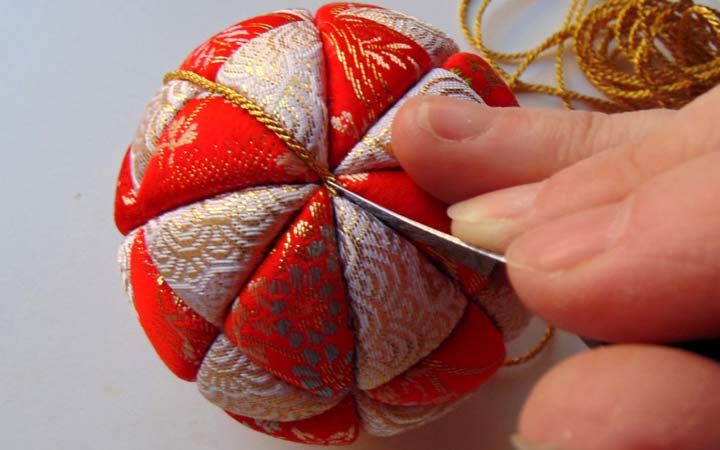 Making kimekomi balls for the New Year 2020