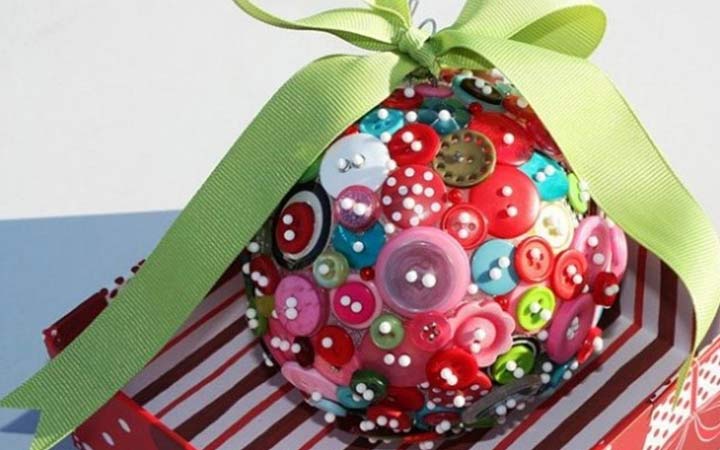Insolita palla di Capodanno dai pulsanti - decorazioni per alberi di Natale per il 2020