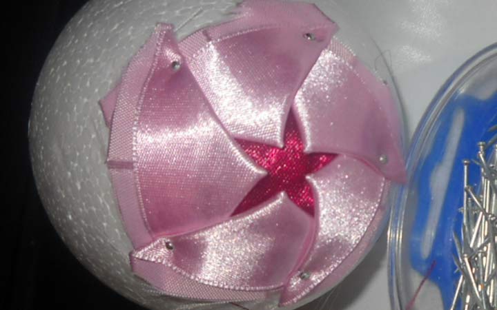 Instructions for making a ball of satin ribbons