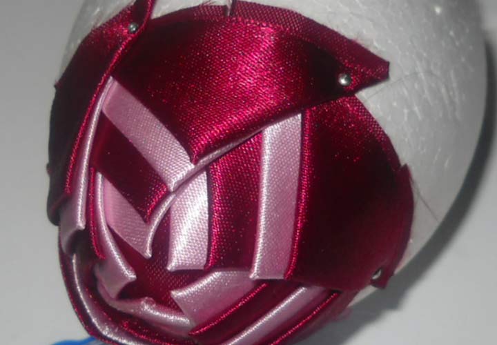 How to make a Christmas ball from satin ribbons