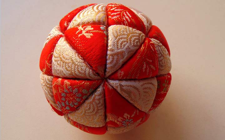 DIY-ohjeet kimekomi-pallojen valmistamiseksi omilla käsilläsi