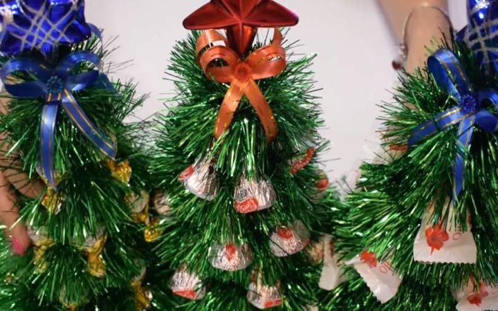 Vánoční strom vyrobený ze sladkostí pro nový rok 2020