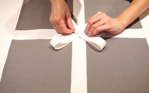 Do-it-yourself pillow bow DIY instruction step 5