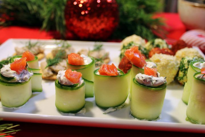cucumber rolls with salmon and curd cheese