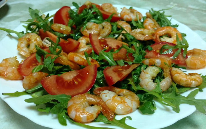 Salade aux tomates et aux crevettes - recettes pour le nouvel an 2020