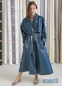 Trench-coat bleu à la mode automne-hiver 2019-2020
