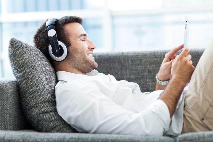 Muž poslouchá hudbu