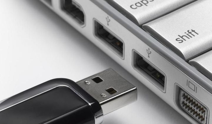 USB zibatmiņas disks un tā savienotājs