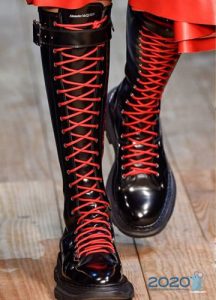Massive boots with bright lacing - the trend of the fall-winter season 2019-2020