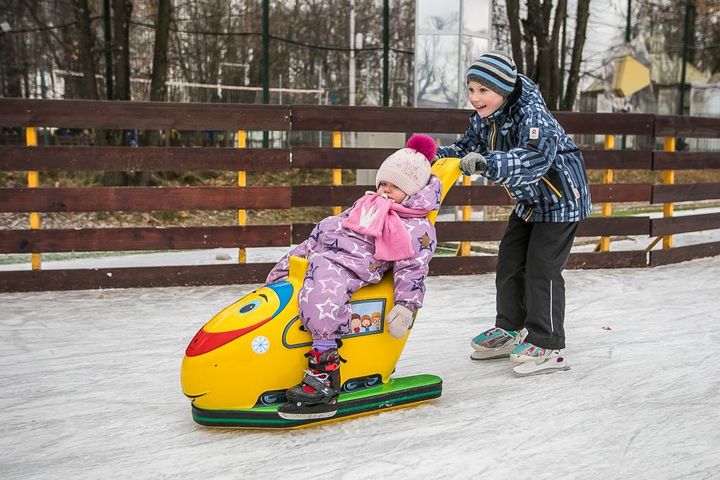 Kinder auf der Eisbahn im Izmailovsky Park