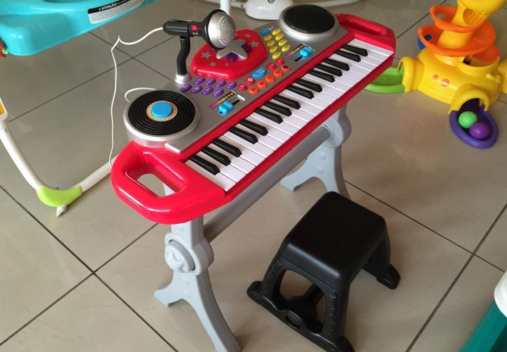 Synthesizer - 2020 için bir çocuğa Yılbaşı hediyesi