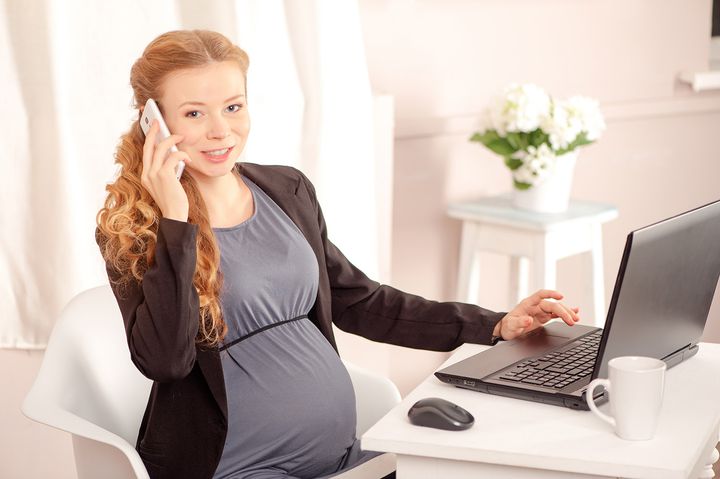 Gravid flicka som talar i telefon