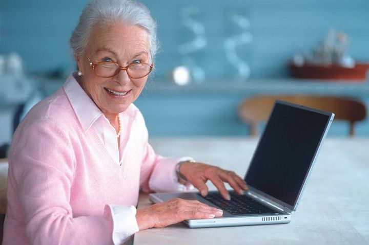 Moteris pagyvenusi moteris naudoja nešiojamąjį kompiuterį