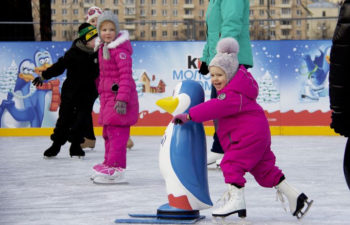 Gorki parkta çocuklar için buz pateni pisti
