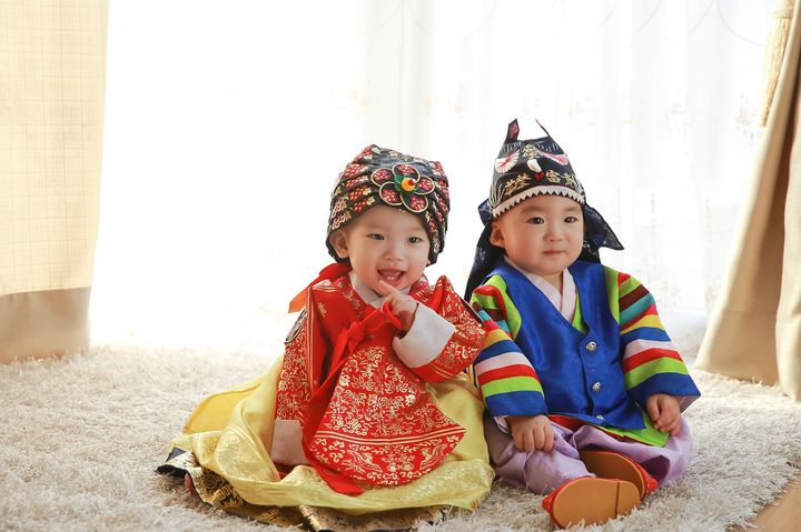 Ulusal kostümleri Koreli çocuklar