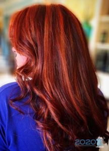 Kızıl saçlı modaya uygun 2020 vurgulama