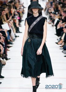 Rok berbulu dari Dior jatuh musim sejuk 2019-2020