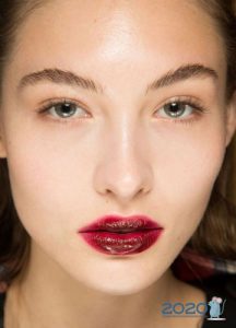 Heldere lippenstift met wazige contour - mode herfst-winter 2019-2020