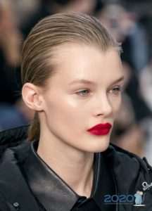 Trendikkäät meikkausideat vuodelle 2020 - epäselvä huulipuna