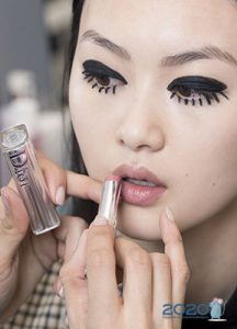 Maquillaje estilo gráfico por Dior Fashion House