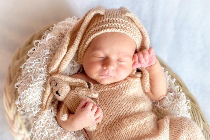 Nyfødt baby i en hare kostume