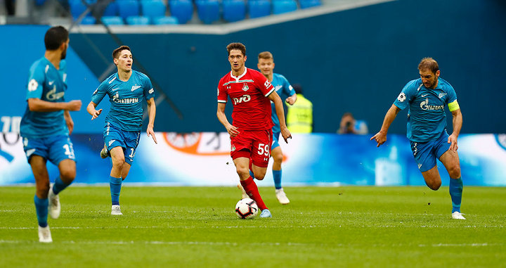 FC Zenit-spelers op het veld