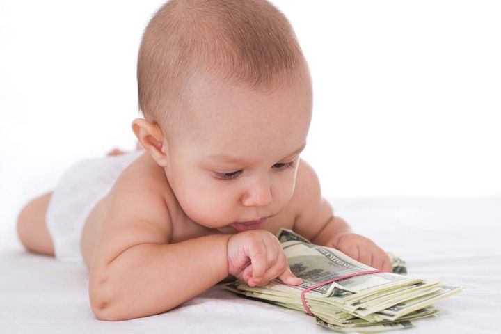Enfant avec un paquet de dollars