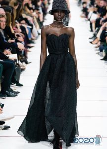 Długa czarna sukienka z odkrytymi ramionami jesień-zima 2019-2020