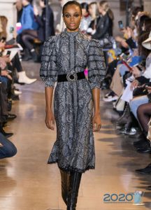 Haljina sa zmijskim uzorkom - zimska moda 2019-2020