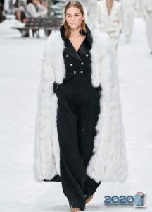 Valkoinen turkki-viitta Chanelin syksy-talvelta 2019-2020