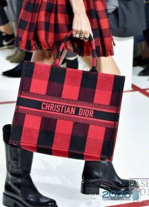 Piros kockás táska Dior őszi-téli 2019-2020