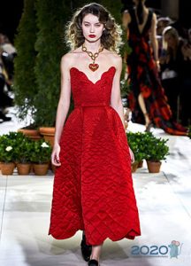 Rød quiltet kjole