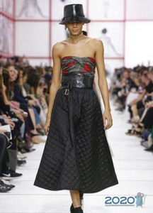 „Dior“ dygsniuotas sijonas žiemą 2019-2020