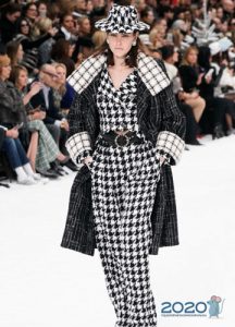 The combination of cells and goose paws in the images of Chanel