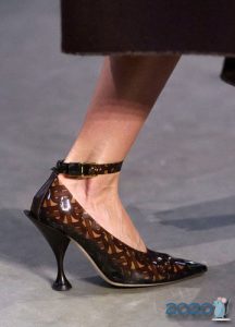 Vino staklo od cipela s petom - moda 2020