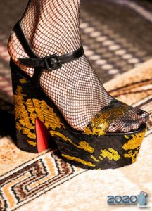 Shoes on the platform - winter trend 2019-2020